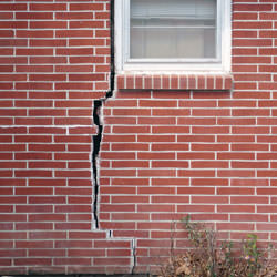 A foundation with a large crack that's wider at the top than on the bottom in Acworth